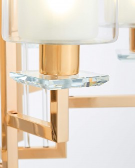 zbliżenie na złotą lampę wiszącą z metalową ramą i szklanym detalem elegancki żyrandol MANHATTAN od LuminaDeco
