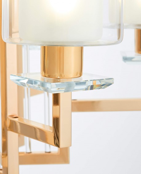 zbliżenie na złotą lampę wiszącą z metalową ramą i szklanym detalem elegancki żyrandol MANHATTAN od LuminaDeco