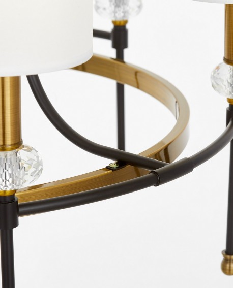 zbliżenie na kryształowy element i mosiężne ramię żyrandola sufitowego lumina deco model rodezio w6