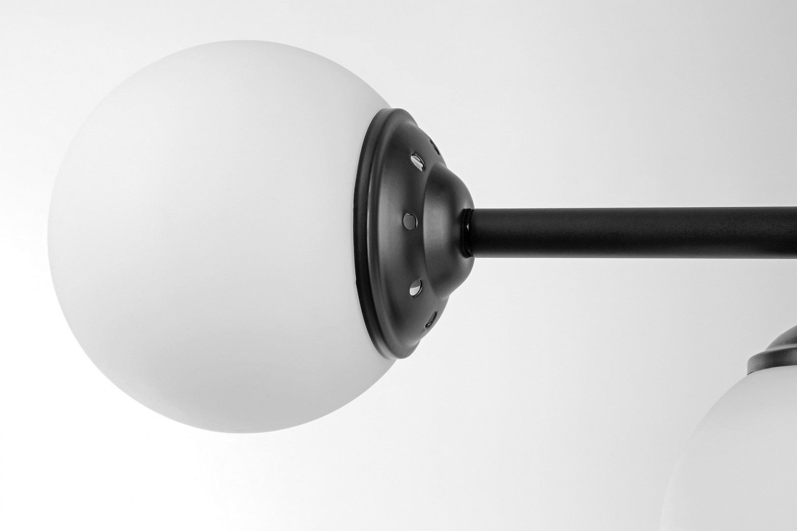 czarna lampa wisząca sufitowa z białymi kulami minimalistyczna forma do jadalni Lampit model Fino W3