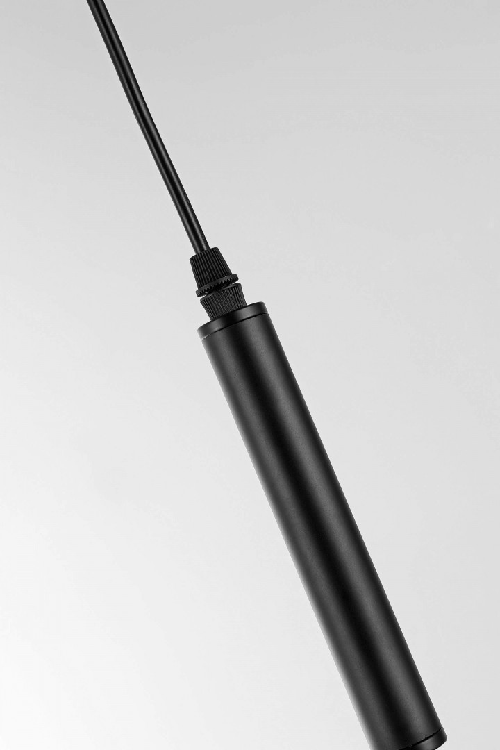  zbliżenie na czarną lampę wiszącą z cylindrycznym elementem zawieszenia i minimalistycznym wykończeniem model Ledo W1