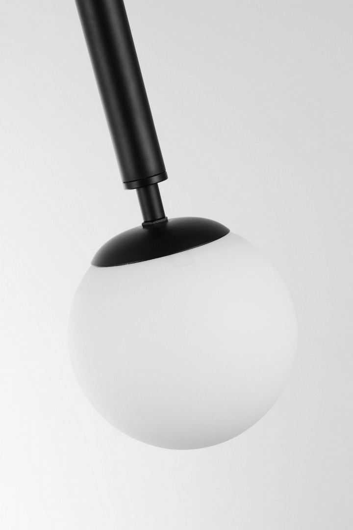 elegancka lampa wisząca z białym kloszem i czarnym wykończeniem do oświetlenia punktowego model Ledo W1 oferowana przez Lampit