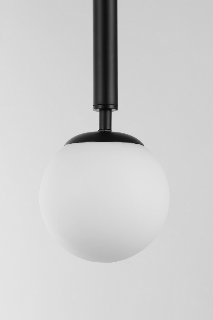 minimalistyczna lampa wisząca czarna z mlecznym kloszem w formie kuli do nowoczesnych wnętrz Ledo W1 marki Lampit