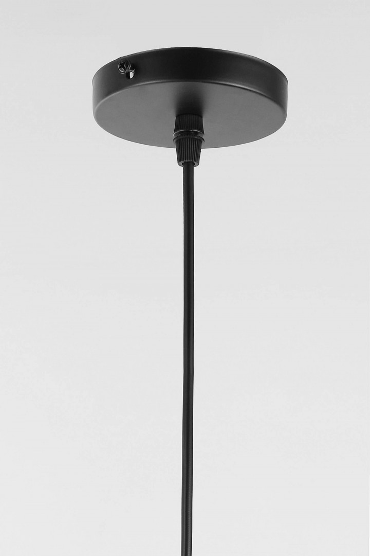 detal nowoczesnej lampy wiszącej w czerni z metalowym korpusem i regulowanym zawiesiem do wnętrz model Ledo W1 marki Lampit