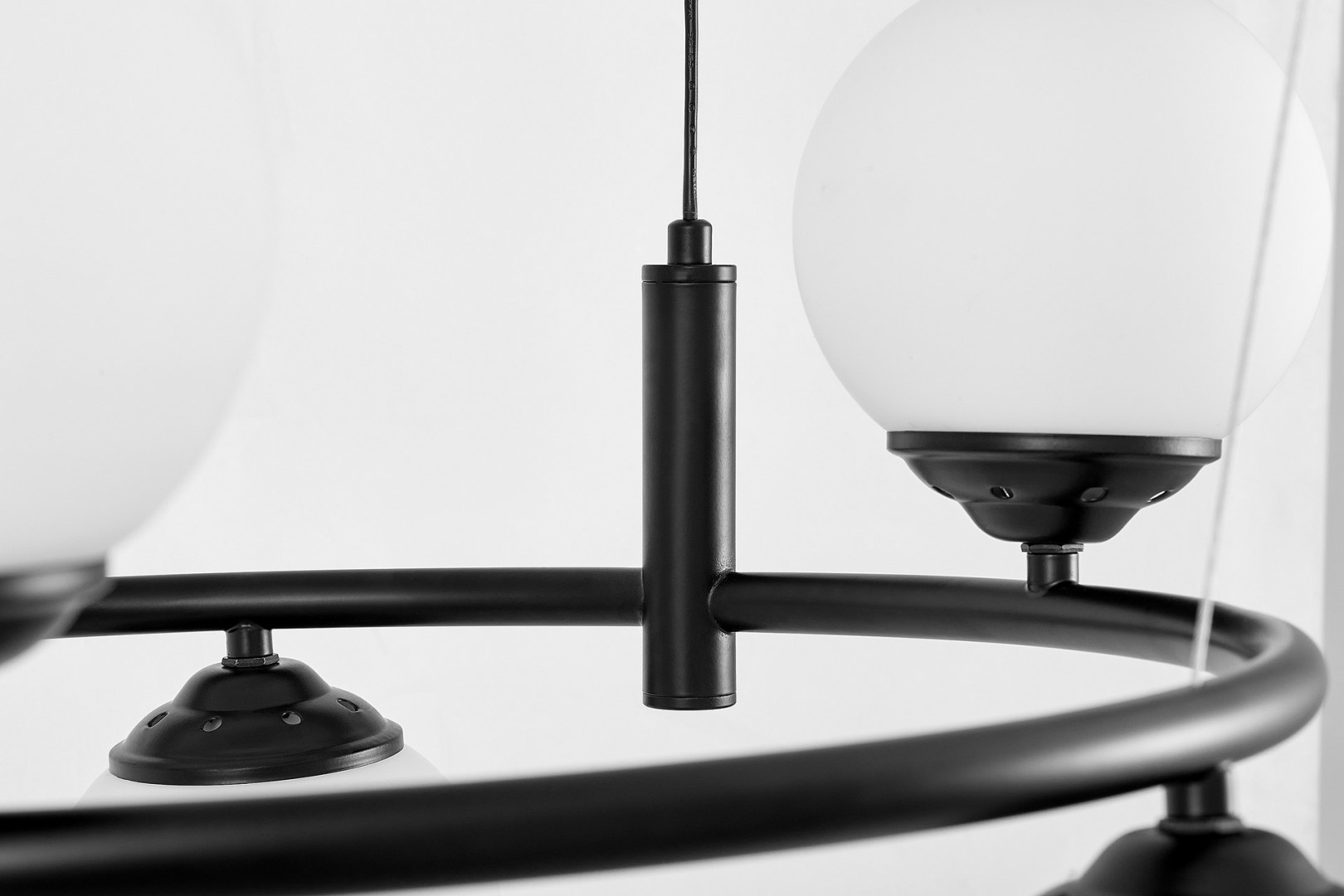 lampa wisząca z kulistymi kloszami widok z bliska na pierścień i mocowania Lampit eksponuje FINO RING W6