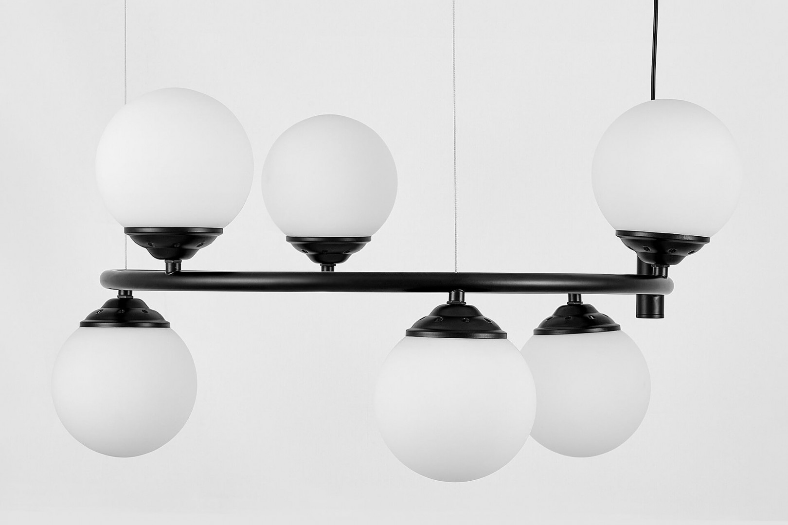 nowoczesna lampa wisząca ring z białymi kulami i metalową obręczą czarną Lampit ukazuje elegancki wariant FINO RING W6