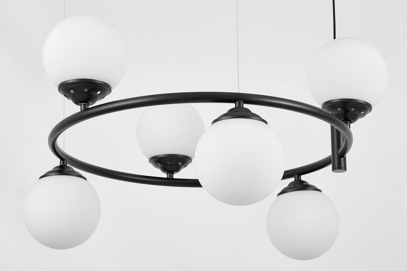 czarna lampa wisząca z kulami ze szkła na metalowym pierścieniu Lampit podkreśla charakter nowoczesny FINO RING W6