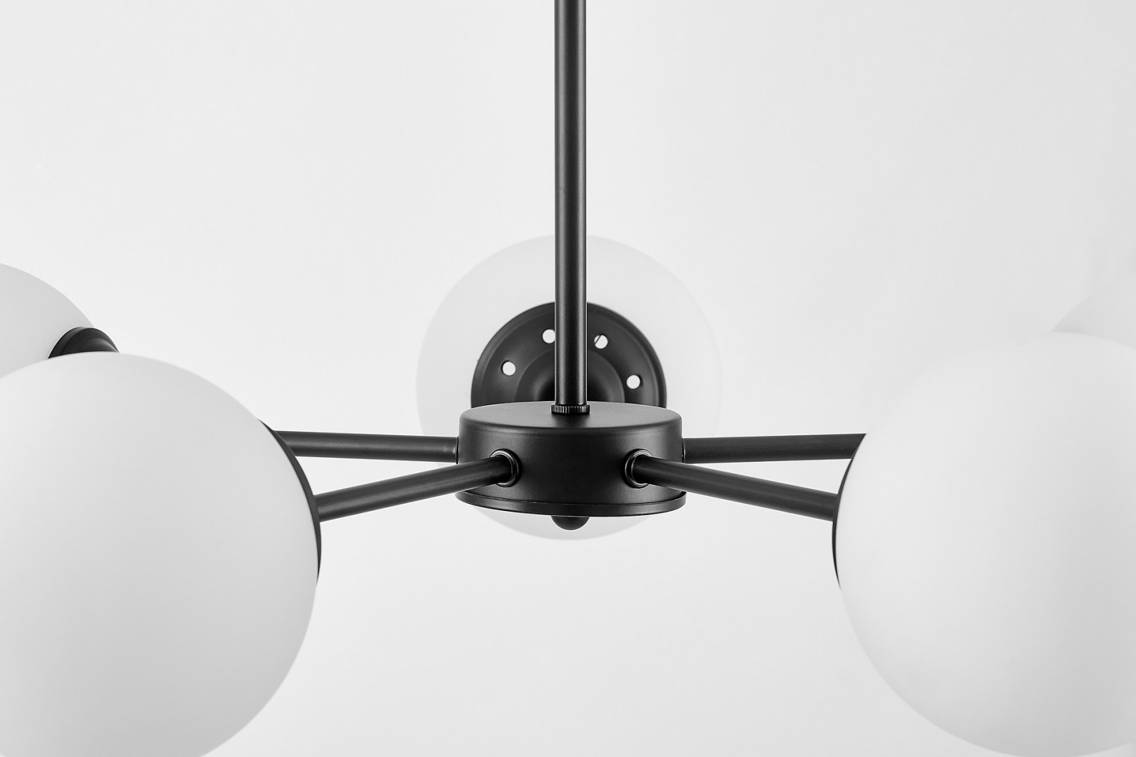nowoczesna lampa sufitowa loft modern elegancka czerń i szkło mleczne podkreślające geometryczny styl wnętrza