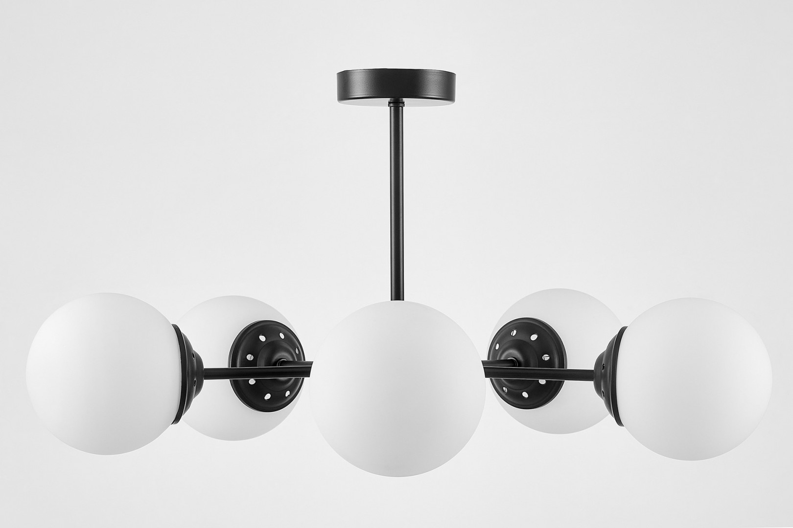 stylowa lampa wisząca w stylu modern loft pięć punktów światła równomierne oświetlenie wnętrza elegancka czerń i szkło mleczne