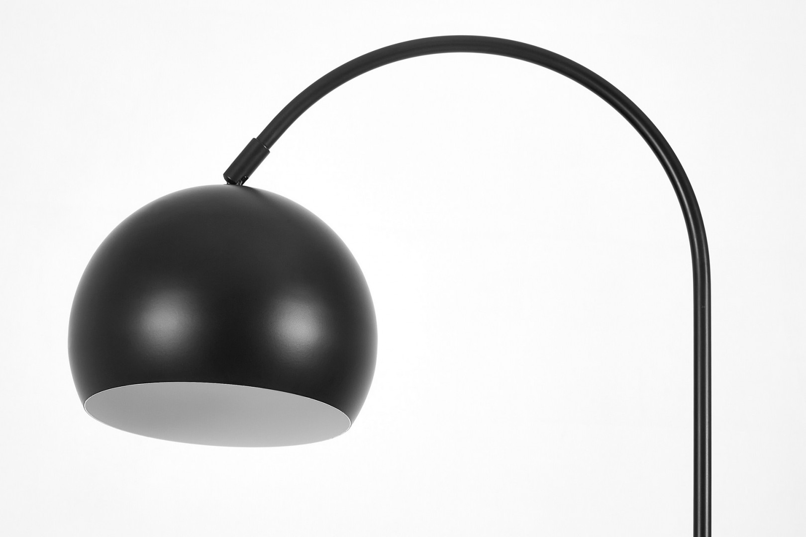 zbliżenie na górną część czarnej lampy stojącej metalowy klosz w kształcie kopuły i wygięte ramię lampa Lampit NEVO C1