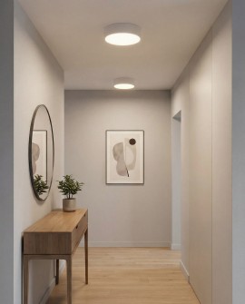 biały plafon LED sufitowy do przedpokoju z równym światłem w minimalistycznym wnętrzu model Nevo D30 od lampit