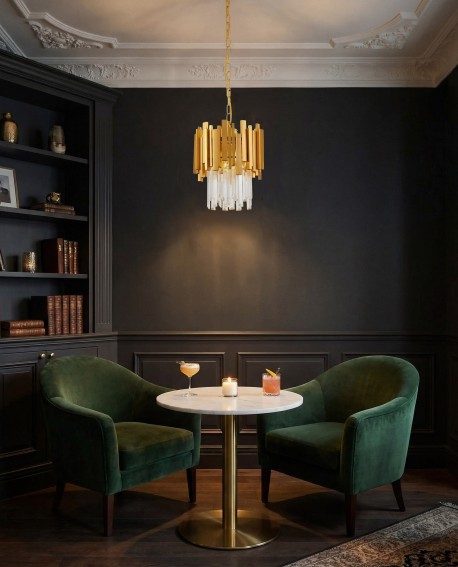 Luksusowa lampa wisząca z kryształowymi detalami i złotą oprawą, idealna do eleganckich przestrzeni takich jak jadalnia.