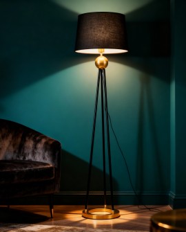 elegancka lampa podłogowa czarna ze złotym akcentem ustawiona przy sofie nowoczesne wnętrze Lumina Deco BELFORTE