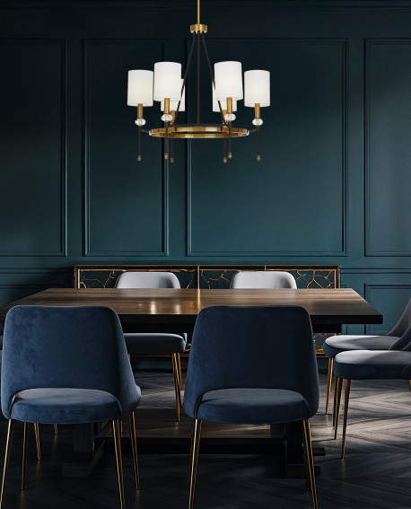 żyrandol kryształowy nad stołem z białymi abażurami i czarno mosiężną formą rodezio w6 od producenta lumina deco