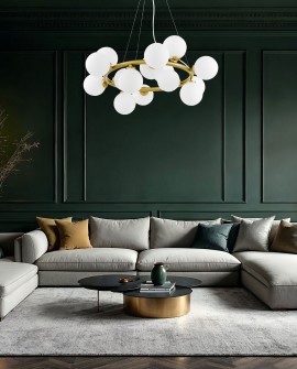 aranżacja wnętrza z elegancką lampą wiszącą nad sofą białe kule szkła design marsiada w15 producent lumina deco