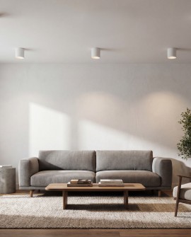 sufitowa lampa natynkowa w formie białej tuby w przytulnym salonie funkcjonalny spot marki Lampit z serii Nuri W1