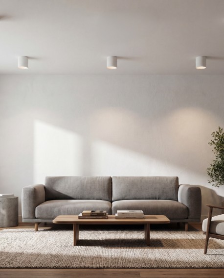 sufitowa lampa natynkowa w formie białej tuby w przytulnym salonie funkcjonalny spot marki Lampit z serii Nuri W1