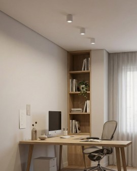 białe lampy sufitowe LED w minimalistycznym stylu idealnie pasują do eleganckiej garderoby z oknem i drewnianą podłogą