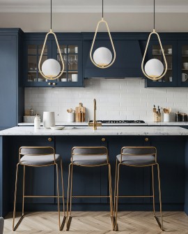 złota lampa wisząca nad wyspą kuchenną z białą kulą eleganckie oświetlenie wnętrza producent Lampit model X3 D15