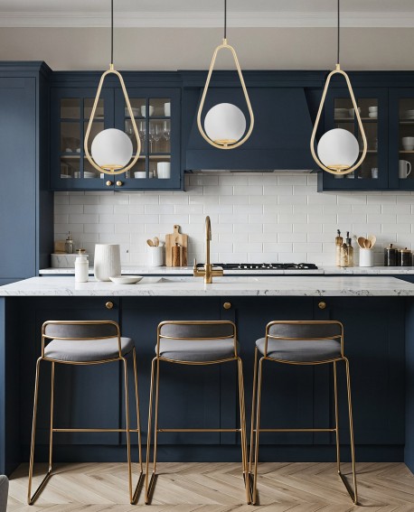 złota lampa wisząca nad wyspą kuchenną z białą kulą eleganckie oświetlenie wnętrza producent Lampit model X3 D15