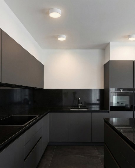 biała lampa sufitowa plafon w nowoczesnej kuchni równomierne światło do wnętrz producent Lampit model Nevo D23