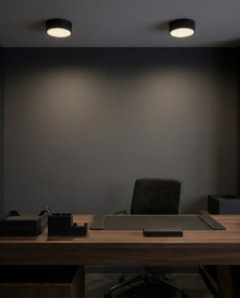 czarna lampa sufitowa plafon o kompaktowej formie zapewniająca skupione światło w gabinecie NEVO D23 od lampit