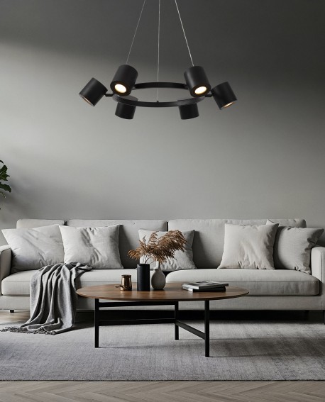 czarna lampa wisząca z sześcioma reflektorami na okrągłej obręczy do nowoczesnego salonu model BOLT W6 od lampit