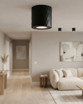 czarne lampy sufitowe LED Lampit w nowoczesnym wnętrzu z dużą sofą i marmurowym stolikiem