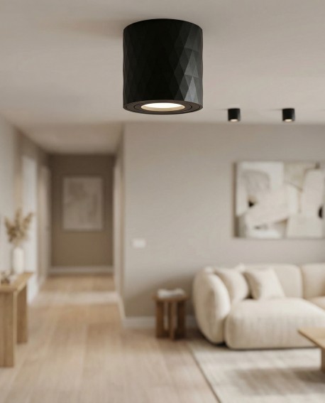 czarne lampy sufitowe LED Lampit w nowoczesnym wnętrzu z dużą sofą i marmurowym stolikiem