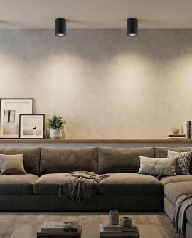 czarne lampy sufitowe natynkowe spot tuba oświetlające salon aranżacja wnętrza z sofą producent Lampit model Nati W1