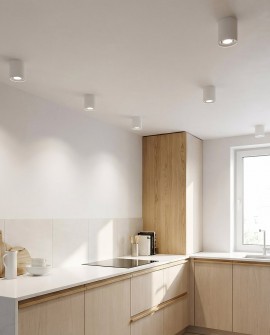 nowoczesne lampy sufitowe natynkowe typu spot tuba w kuchennej aranżacji oświetlają blat roboczy model Cone W1 producent Lampit