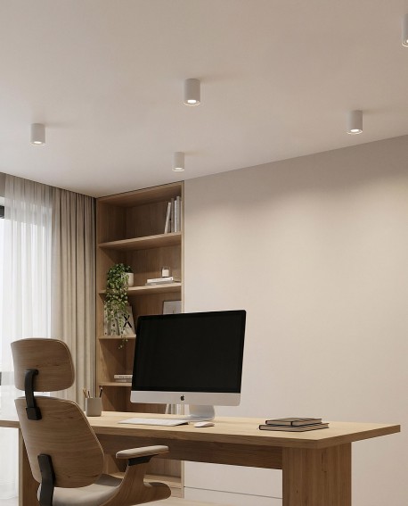 punktowe oświetlenie kuchni z białych lamp natynkowych spot tuba montowanych w suficie w gabinecie model Cone W1 oferowany przez