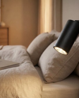 nowoczesna lampa ścienna kinkiet w czarnym kolorze do sypialni montowana przy łóżku zapewnia punktowe światło NEO PRO marki Lamp