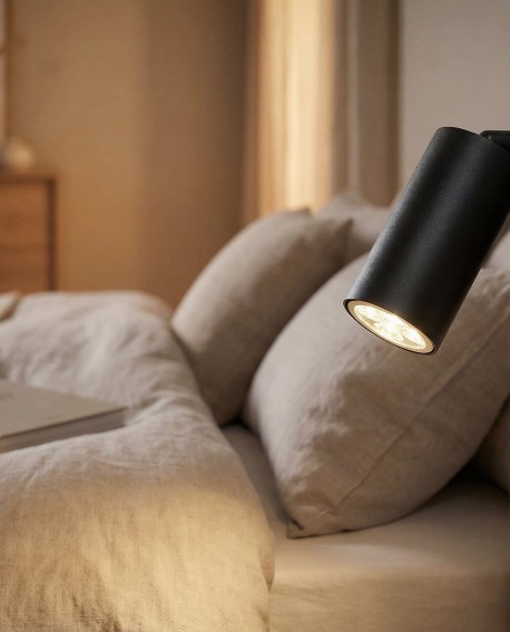 nowoczesna lampa ścienna kinkiet w czarnym kolorze do sypialni montowana przy łóżku zapewnia punktowe światło NEO PRO marki Lamp