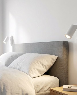 biały kinkiet ścienny nowoczesny przy łóżku w jasnej sypialni zapewnia światło do czytania model NEO PRO od producenta Lampit