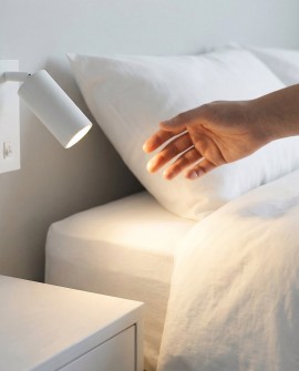 nowoczesna lampa ścienna kinkiet w bieli z regulowanym reflektorem oświetla strefę nocną przy zagłówku NEO PRO marki Lampit