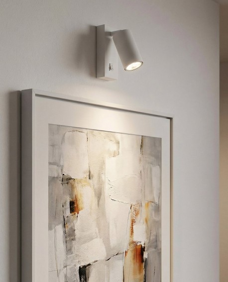 minimalistyczny kinkiet ścienny biały montowany nad obrazem nocnym daje precyzyjne światło punktowe model NEO PRO oferowany prze
