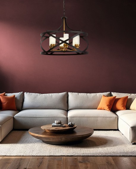 industrialny żyrandol wiszący w czerni z mosiężnymi detalami oświetla strefę wypoczynku w salonie Astila W6 marki Luminadeco