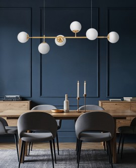 nowoczesna lampa wisząca mosiężno biała z kulistymi kloszami nad stołem w jadalni tworzy eleganckie światło model Ceredo W6 od L