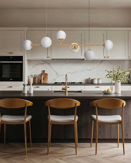 elegancka lampa wisząca z mosiężną belką i białymi kulami oświetla wyspę kuchenną w aranżacji wnętrza Ceredo W6 producent Lumina