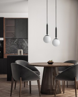 czarna lampa wisząca z mlecznym kloszem w formie kuli jako oświetlenie nad stołem jadalnianym model Ledo W1 od Lampit