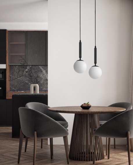 czarna lampa wisząca z mlecznym kloszem w formie kuli jako oświetlenie nad stołem jadalnianym model Ledo W1 od Lampit