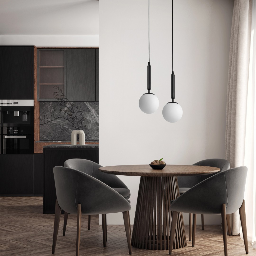 czarna lampa wisząca z mlecznym kloszem w formie kuli jako oświetlenie nad stołem jadalnianym model Ledo W1 od Lampit