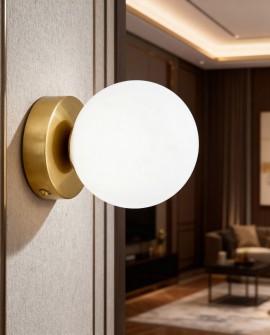 kinkiet ścienny z białą kulą szklaną mosiężna oprawa w aranżacji salonu model Marsiada W1 od Lumina Deco