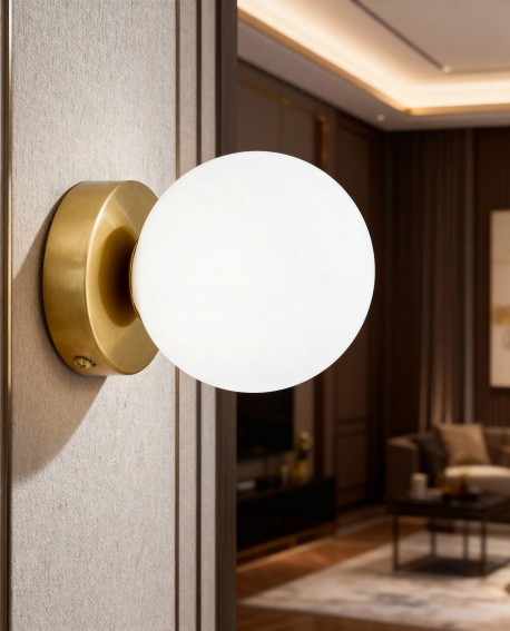kinkiet ścienny z białą kulą szklaną mosiężna oprawa w aranżacji salonu model Marsiada W1 od Lumina Deco