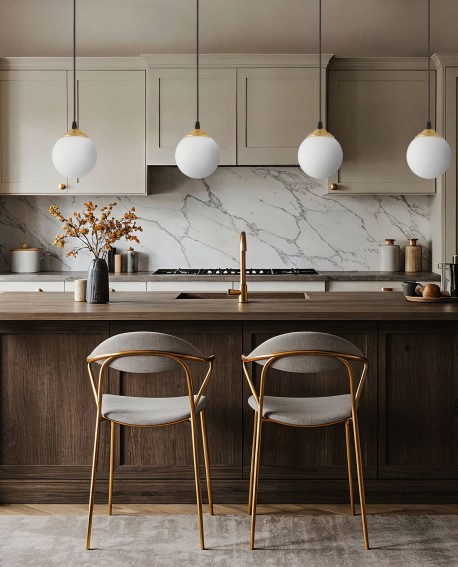 Lampa wisząca Lampit z trzema białymi kulami, złote akcenty, nowoczesny żyrandol do kuchni