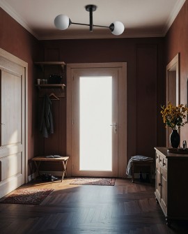 czarna lampa wisząca z kulami w korytarzu nowoczesny styl i symetria formy podkreślona światłem Lampit Fino W2