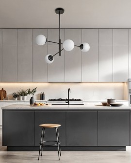 czarna lampa wisząca sufitowa z białymi kulami aranżacja nowoczesnej kuchni Lampit kolekcja Fino W4