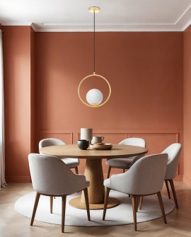 lampa wisząca nad stół z białą kulą w złotym okręgu Vero prezentuje model 1A w aranżacji jadalni