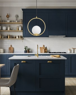 wiszące oświetlenie sufitowe z metalową obręczą i szklanym kloszem Vero pokazuje wersję 1A we wnętrzu